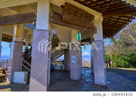 春の神奈川県秦野市の弘法山公園の権現山展望台から西側を見る 106491810