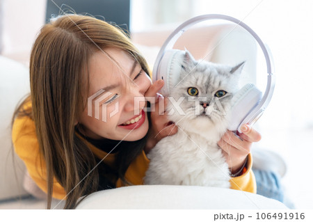 Spending your free time at home with your cat Spending your free time at home with your cat 106491916