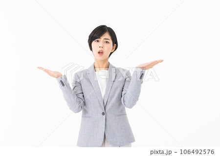 白バックのビジネスウーマン 白バックのビジネスウーマン 106492576