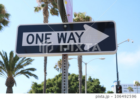 ロサンゼルスのONE WAYと書かれた道路標識の写真素材 [106492596] - PIXTA