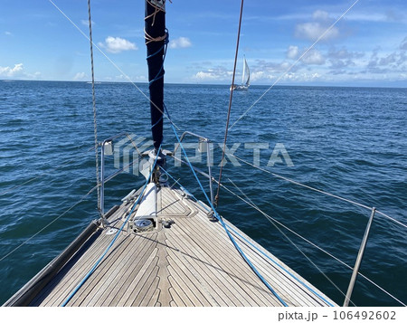 クルーザーデッキからの海、江の島沖の風景 クルーザーデッキからの海、江の島沖の風景 106492602