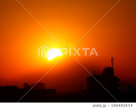 富士山に沈みゆく太陽 106492654