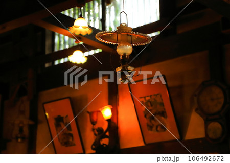 レトロな照明と日本家屋の明り取り 昭和レトロの風景の写真素材