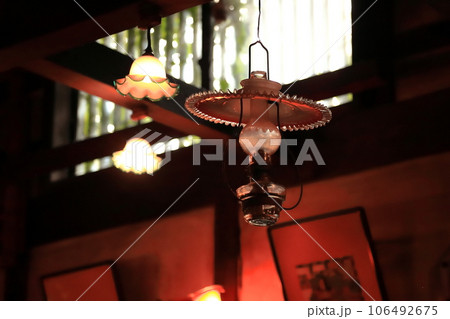 レトロな照明と日本家屋の明り取り 昭和レトロの風景の写真素材