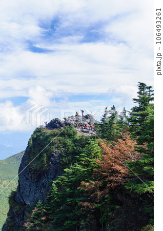 トレッキング、岩の上に立つ登山客 106493261