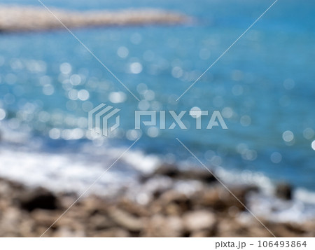 海岸風景の玉ボケ写真。日光を反射してキラキラと光る海面。 海岸風景の玉ボケ写真。日光を反射してキラキラと光る海面。 106493864
