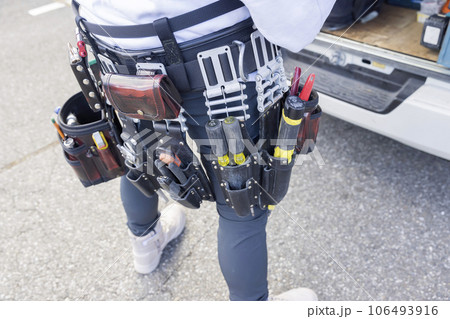 作業車の前で腰道具を装着する作業員男性 作業車の前で腰道具を装着する作業員男性 106493916