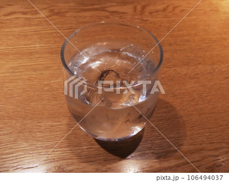 氷の入ったグラス 氷の入ったグラス 106494037