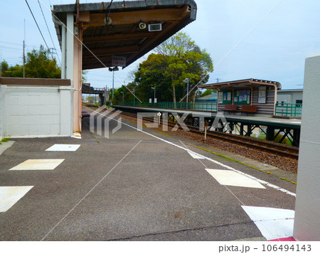 無人駅のホームから見た線路 無人駅のホームから見た線路 106494143
