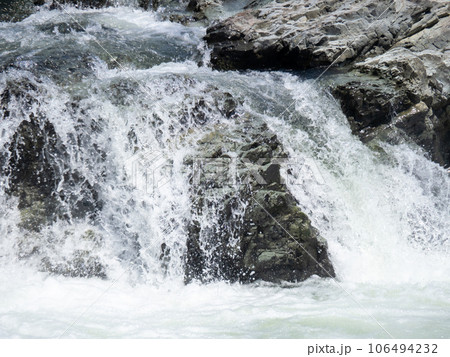 闘竜灘(兵庫県加東市内)の加古川の流れ。 106494232