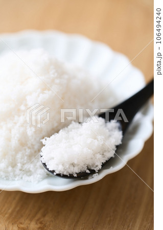 小皿に盛った天然塩 106494240