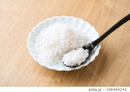 小皿に盛った天然塩 106494243