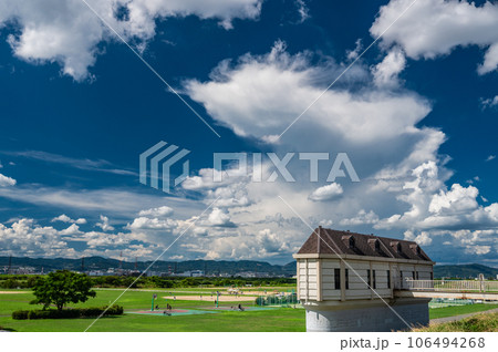 寝屋川市淀川河川公園夏景色 寝屋川市淀川河川公園夏景色 106494268