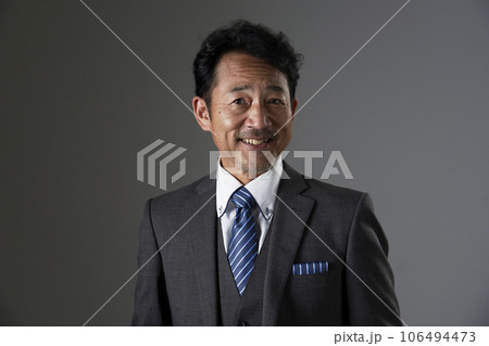 中年の笑顔のビジネスマンのポートレート 黒背景 カメラ目線 中年の笑顔のビジネスマンのポートレート 黒背景 カメラ目線 106494473