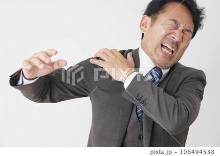 肩こりの中年のビジネスマン 白背景 肩こりの中年のビジネスマン 白背景 106494538