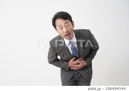 腹痛の中年のビジネスマン 白背景 腹痛の中年のビジネスマン 白背景 106494544