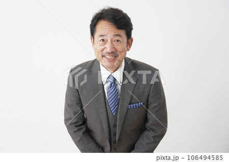 お辞儀する中年のビジネスマン　白背景 106494585