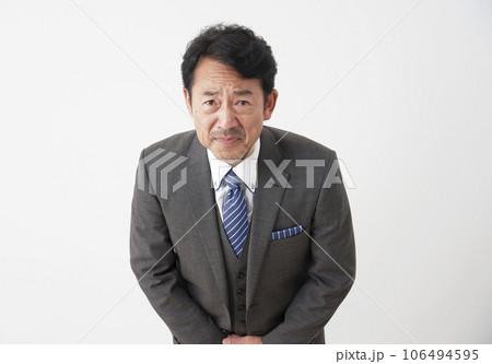 謝罪する中年のビジネスマン 白背景 謝罪する中年のビジネスマン 白背景 106494595