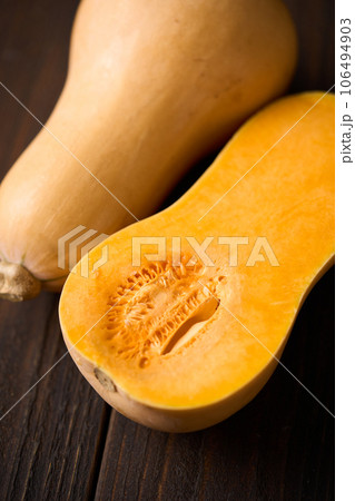半分に割ったバターナッツかぼちゃ 半分に割ったバターナッツかぼちゃ 106494903