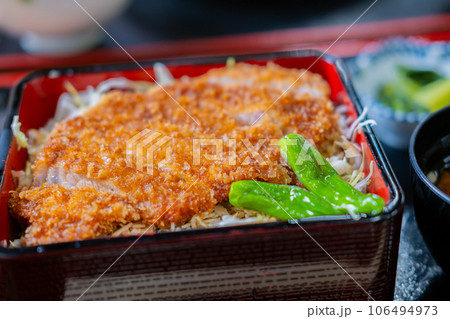 ソースカツ重 定食 クロースアップ素材 ソースカツ重 定食 クロースアップ素材 106494973