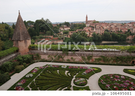 フランス　アルビ　ベルビ宮殿の庭園、旧市街のパノラマビュー 106495081