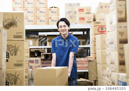 倉庫で働く若い男性 106495103