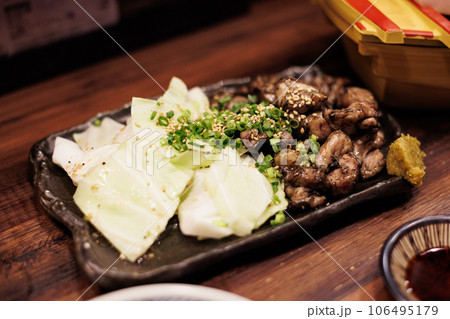 【日本の居酒屋メニュー】柚子胡椒が効いた地鶏の鉄板焼き 106495179