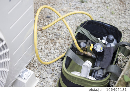 エアコンの空気の抜く作業　真空引き 106495181