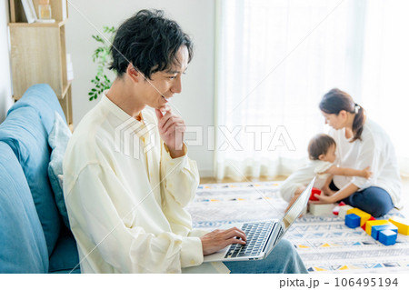 家でリモートワークする男性 家でリモートワークする男性 106495194