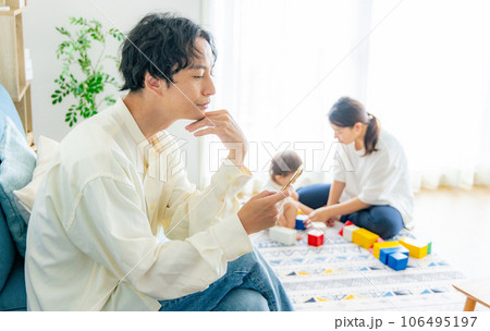 育児を手伝わないパパ 106495197