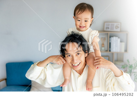 赤ちゃんを抱くパパ 106495202