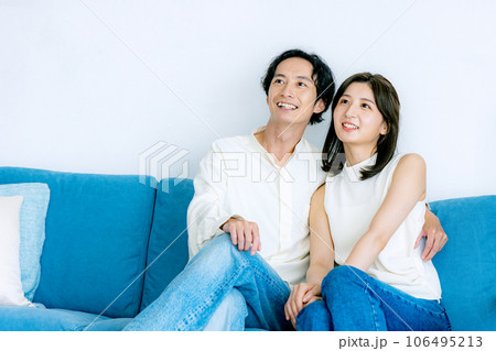 リビングでくつろぐ若い夫婦 106495213