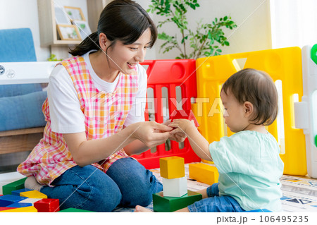 おもちゃで遊ぶ保育士と園児 106495235