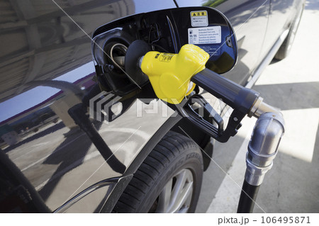ガソリンスタンドで車に給油する様子 ガソリンスタンドで車に給油する様子 106495871