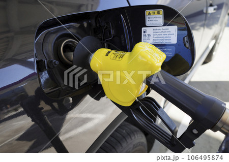 ガソリンスタンドで車に給油する様子 106495874
