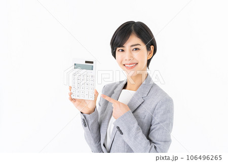 電卓を持つ若い女性のビジネスウーマン 電卓を持つ若い女性のビジネスウーマン 106496265