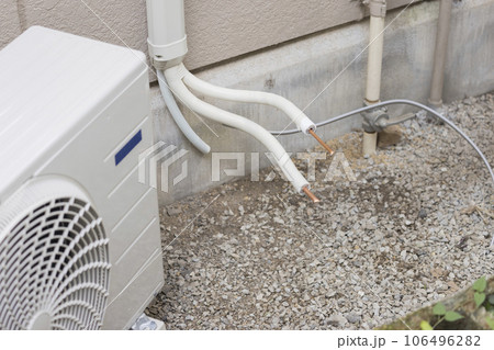 化粧カバーから飛び出したエアコンの配管と室外機 エアコン取り付け工事 化粧カバーから飛び出したエアコンの配管と室外機 エアコン取り付け工事 106496282