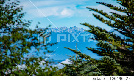 夏の八ヶ岳　赤岳行者小屋から北アルプス槍ヶ岳を望む 106496328