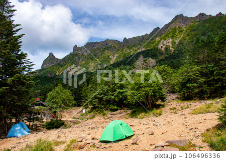 夏の八ヶ岳　行者小屋テント場の風景 106496336