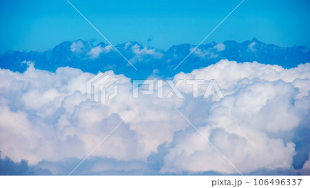 夏の南八ヶ岳 赤岳からの北アルプス槍穂高連峰遠景 夏の南八ヶ岳 赤岳からの北アルプス槍穂高連峰遠景 106496337