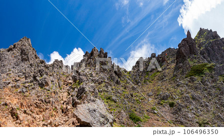 夏の南八ヶ岳　赤岳文三郎尾根から赤岳を仰ぎ見る 106496350