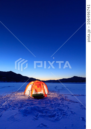 北海道糠平湖_ワカサギ釣りテントと夜明けの絶景風景 106496741