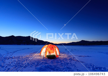 北海道糠平湖_ワカサギ釣りテントと夜明けの絶景風景 106496743