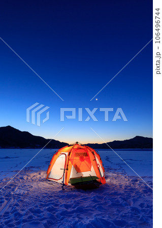 北海道糠平湖_ワカサギ釣りテントと夜明けの絶景風景 北海道糠平湖_ワカサギ釣りテントと夜明けの絶景風景 106496744