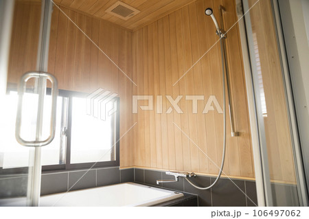 お風呂洗い後のヒノキ風呂　ハーフユニットバス 106497062