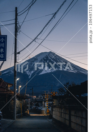 夜の富士山 河口湖 夜の富士山 河口湖 106497153