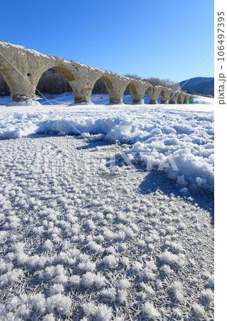 北海道_フロストフラワーとタウシュベツ川橋梁の雪景色絶景 106497395