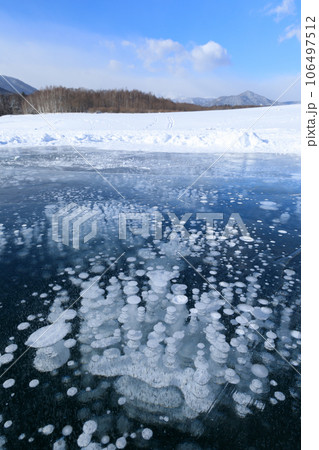 北海道_糠平湖のアイスバブル絶景 106497512