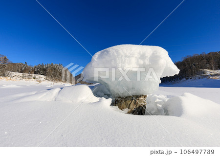 北海道糠平湖_キノコ氷と快晴の絶景風景 106497789