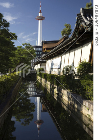 京都タワーと逆さ京都タワー2（東本願寺お堀） 106497873